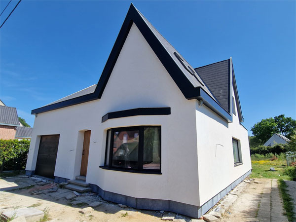 Geïsoleerde gevel na gevelisolatie en afwerking door DS Construct