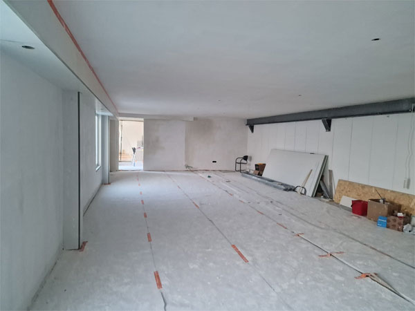 Gyprocwerken aan plafonds en scheidingswanden tijdens renovatieproject