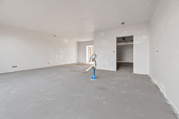 Afgewerkte pleisterwerken in de woonkamer