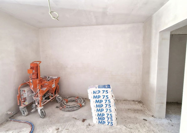 Pleisterwerken in de woonkamer met gladde afwerking