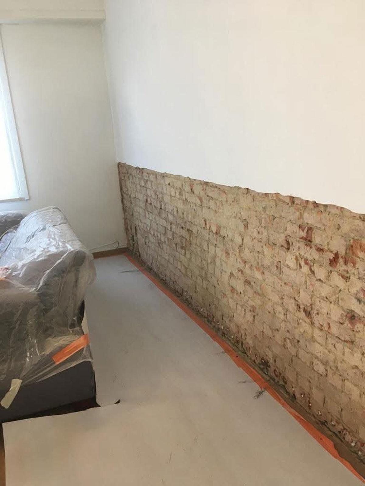 Boringen in muur voor injectie tegen opstijgend vocht in Zele