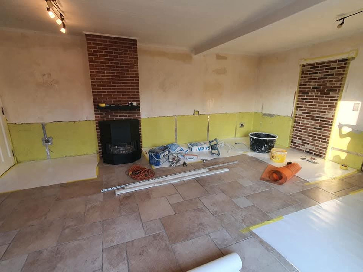 Injecteren van product tegen opstijgend vocht in muur in Zele