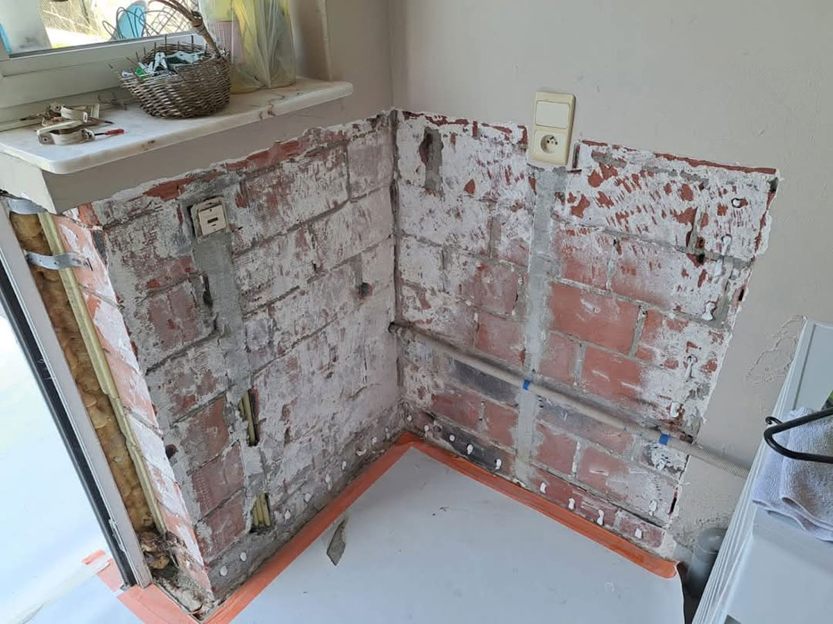 Muur met opstijgend vocht vóór injectiebehandeling in Zele